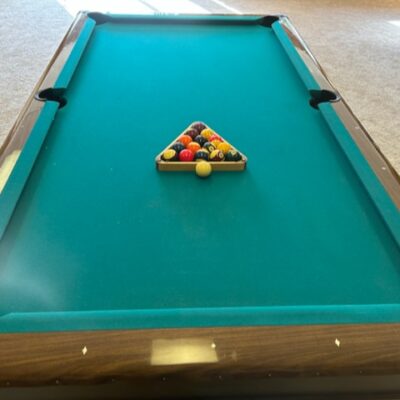 8’ pool table in good condition